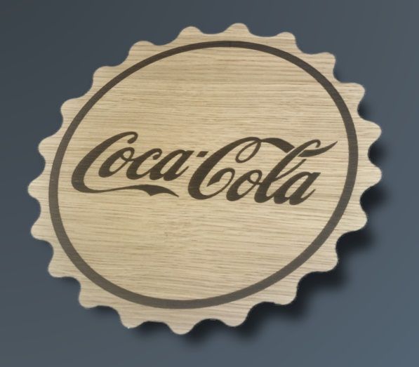Kapsel udskåret i træ med Coca Cola logo graveret i midten.