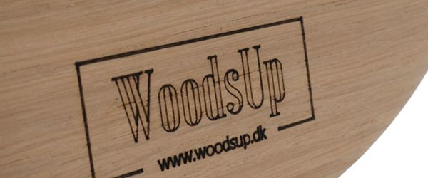 Woodsup.dk logo, brændt på på en egetræs hylde