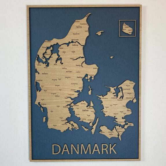 Danmarkskort i træ i ramme med blå baggrund