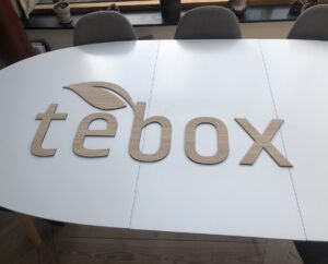 Logo i træ - Tebox